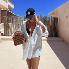 Bikini, Leinenbluse, Bast-Tasche: Lena Gercke weiß, welche Key-Pieces sie für einen perfekten Urlaubslook benötigt. Doch ihr Outfit ist nicht nur superstylisch, sondern auch wirklich praktisch. Das Model ist nämlich zum zweiten Mal schwanger und kann ihren wachsenden Bauch durch die Leinenbluse perfekt vor neugierigen Blicken schützen. So einfach kann es sein!