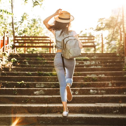 Frau geht eine Treppe im Park hoch: Die 4 verschiedenen Typen von Introvertierten