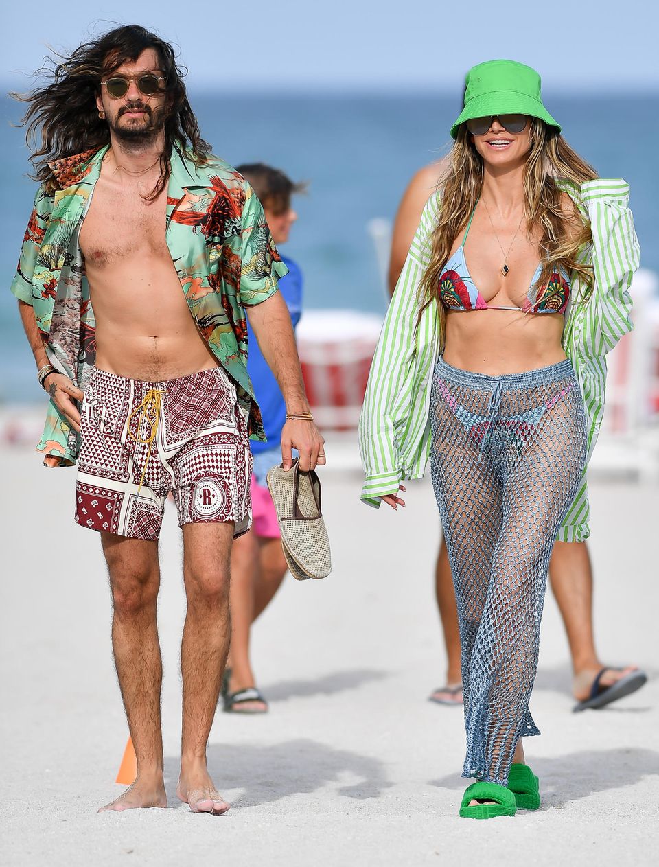 Harmonie pur bei Heidi und Tom – und das auch optisch! Gut gelaunt zeigt sich das Paar am Strand von Miami und scheint sich in Sachen Beach-Style definitiv einig zu sein. In knalligen Farben, knappen Schnitten und wilden Mustern ziehen die beiden definitiv alle Blicke auf sich.