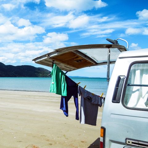 Camping-Waschmaschine: Welche Modelle taugen für den Urlaub?, Camper Van mit Wäscheleine