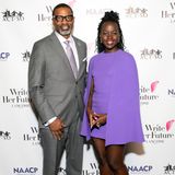 Lupita Nyong'o besucht die NAACP Konvention und posiert fröhlich mit CEO und Präsident der Organisation, Derrick Johnson, auf dem roten Teppich. Zu ihrem knalligen lilafarbenen Cape-Kleid kombiniert die Powerfrau das schönste Accessoire überhaupt: ein strahlendes Lächeln. 