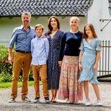 Für den Empfang des Graastener Ringreitervereins vor Schloss Graasten hat sich die dänische Kronprinzenfamilie für ganz entspannte Sommerlooks entschieden, und das in verschiedenen Blau- und satten Ockertönen.