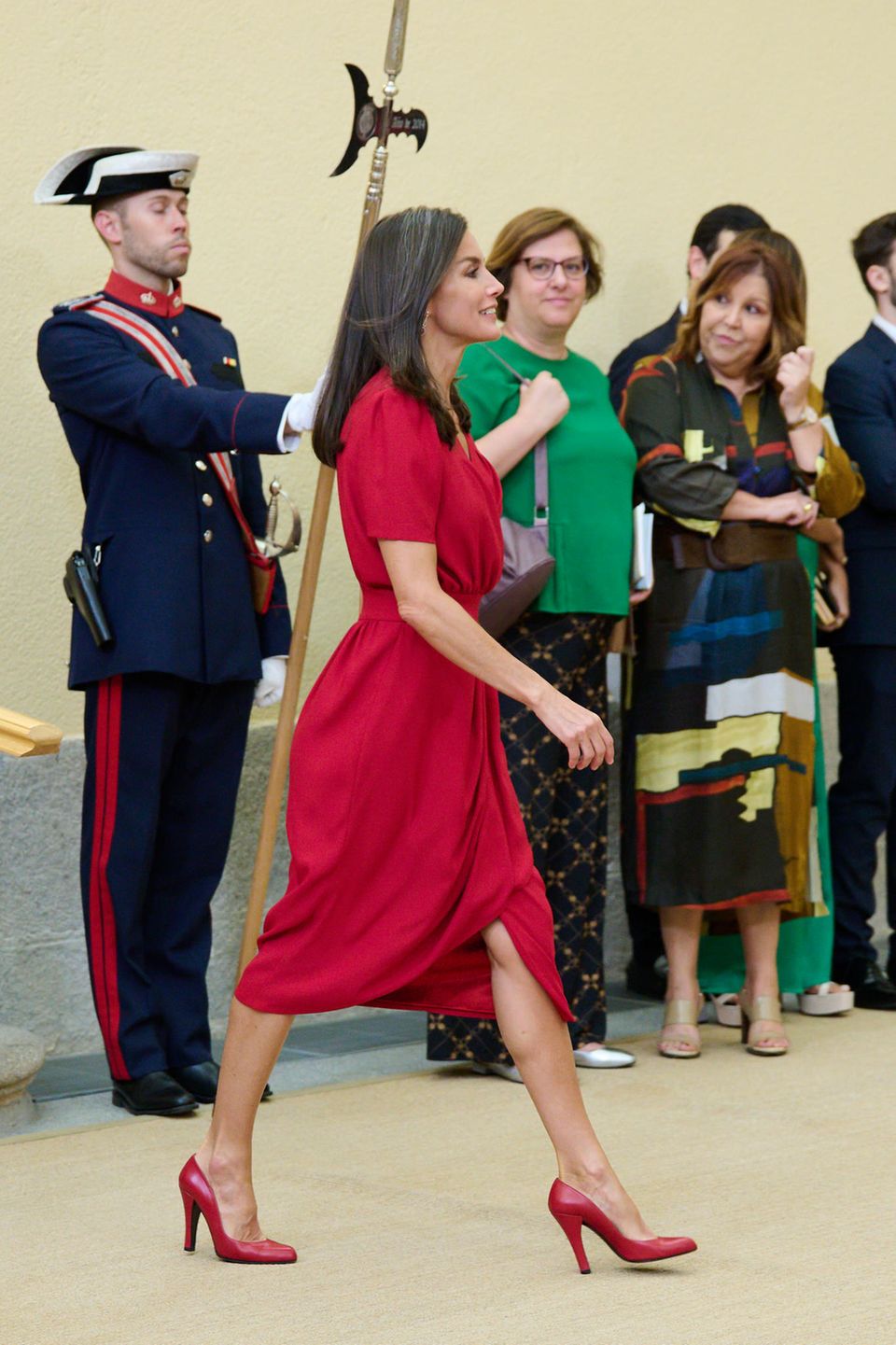 Queen Letizia shines with her dress. 
