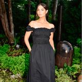Atemberaubend tritt Lily Aldridge in den Hamptons auf. In einem schulterfreien, schwarzen Kleid ist die Beauty schlicht gekleidet und zugleich auffallend. Genau so stellt man sich eine Naturschönheit vor. 