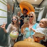Familienbande: Tanja Szewczenko mit ihrem Mann und ihren Kindern im Fahrstuhl.