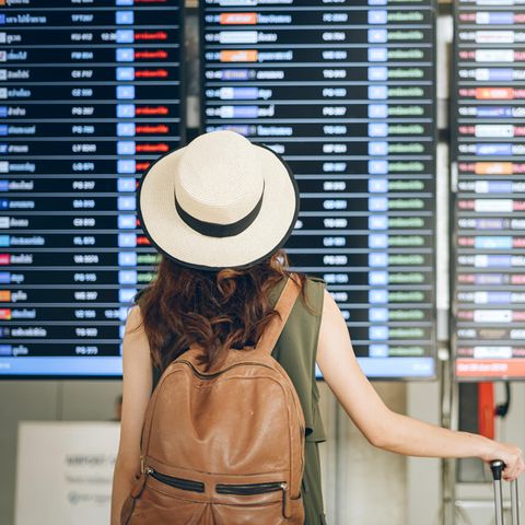 Frau am Flughafen: Ist das wirklich der schlechteste Flughafen der Welt?