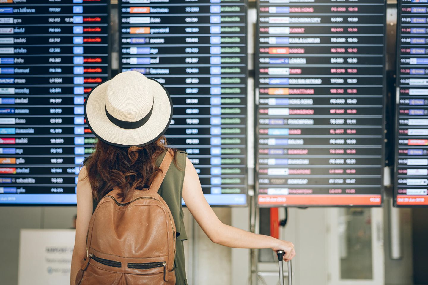 Frau am Flughafen: Ist das wirklich der schlechteste Flughafen der Welt?