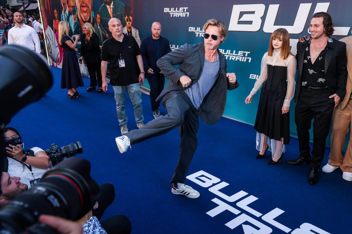 Wer sonst noch so feiert: Brad Pitt kickt in Richtung der Fotografen.