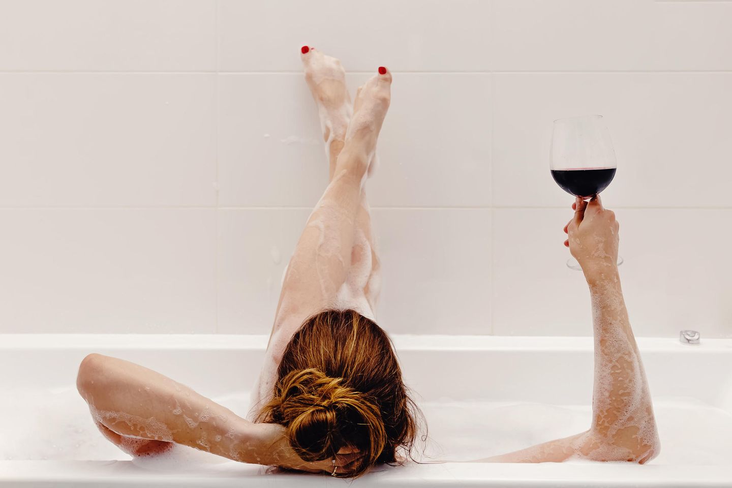 Frau trinkt Wein der Badewanne: In diesem Alter können Menschen von Alkohol sogar profitieren