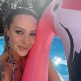 Cora Schumacher mit einer Flamingo-Luftmatratze