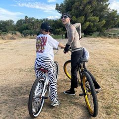 Kourtney Kardashian und Travis Barker auf dem Fahrrad
