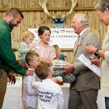 Windsor Terminkalender: Prinz Charles erhält von zwei kleinen Kindern ein Geschenk.