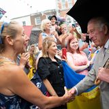 Windsor Terminkalender: Prinz Charles schüttelt die Hand einer Frau.