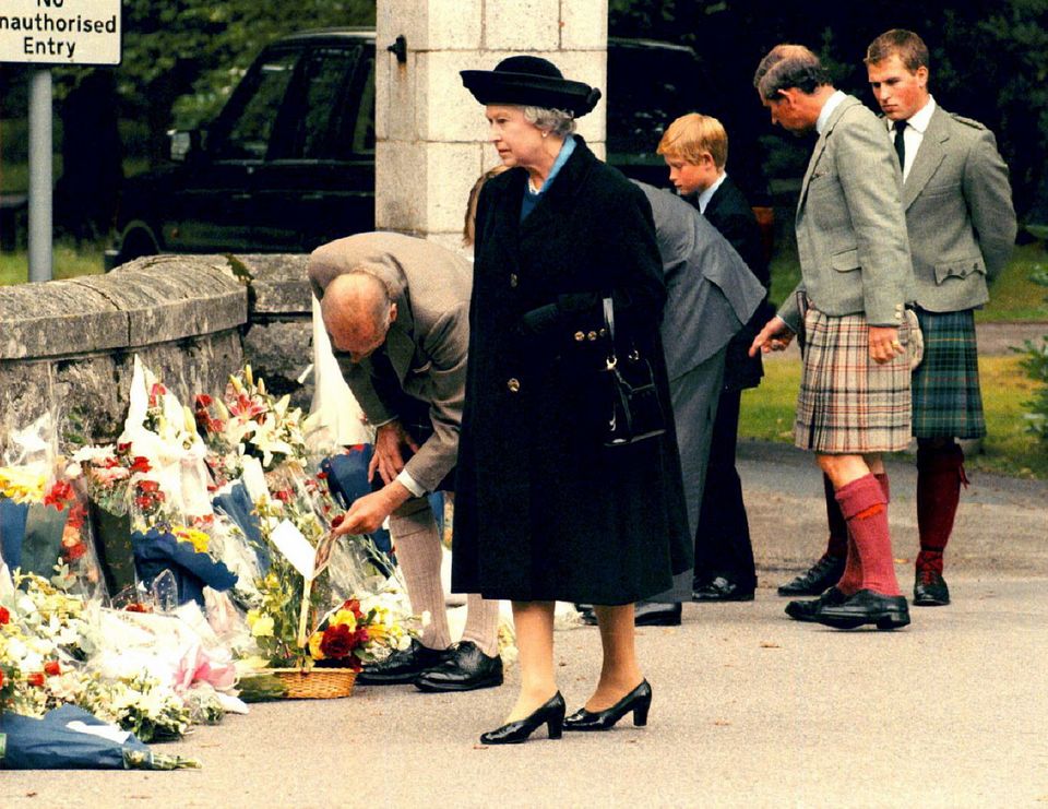 Fünf Tage lang hüllte sich Queen Elizabeth nach dem Tod von Prinzessin Diana in Schweigen. Ein Fehler, der bis heute in den Köpfen der Briten noch präsent ist. 