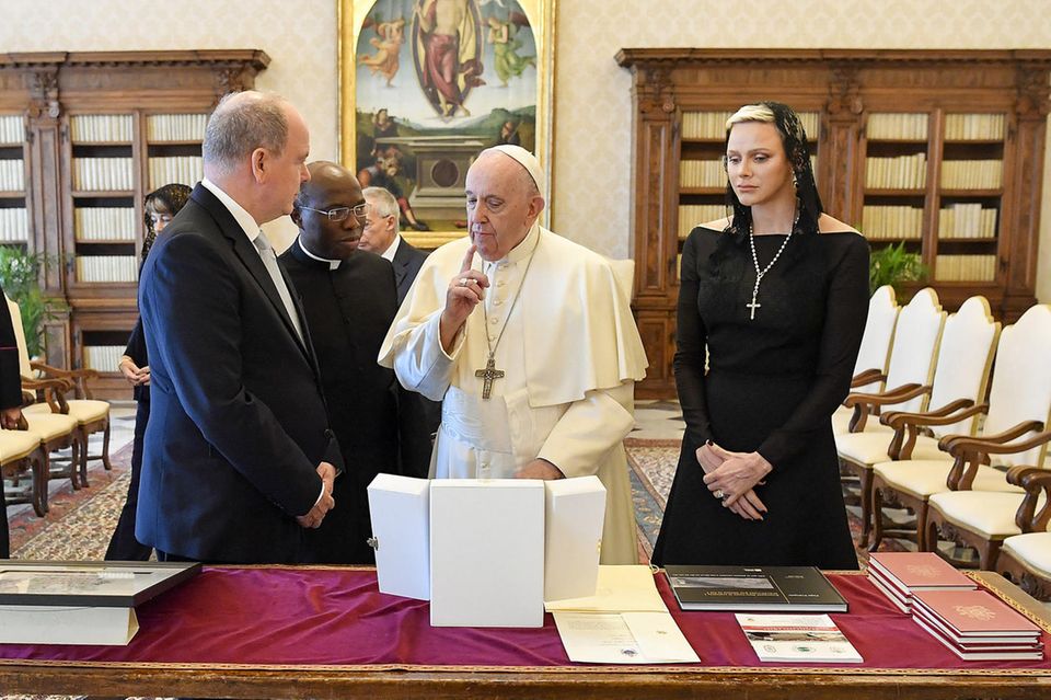 Prinz Albert und Fürstin Charlène mit Papst Franziskus