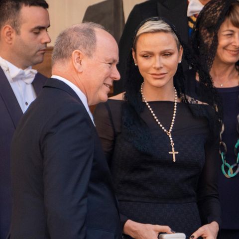 Fürst Albert und Fürstin Charlène nach ihrer Audienz beim Papst am 20. Juli 2022.