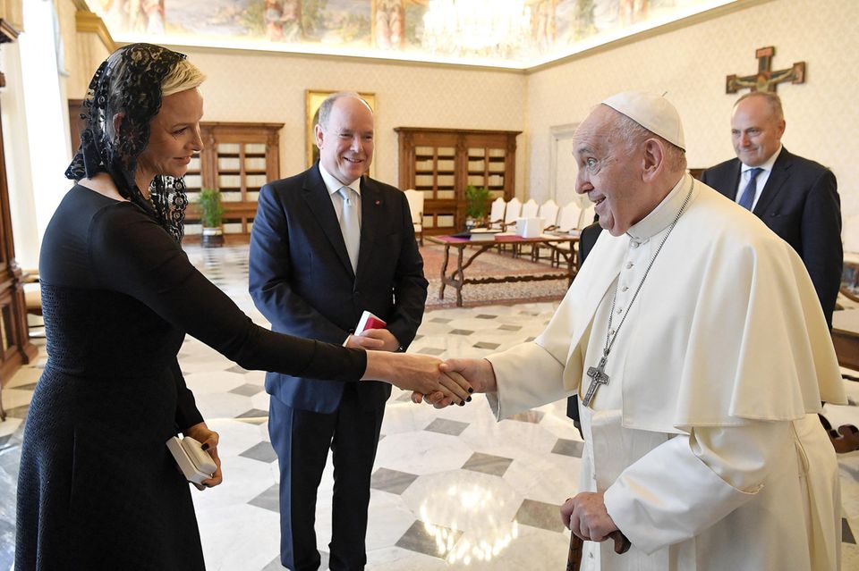 Fürstin Charlène begrüßt Papst Franzikus.