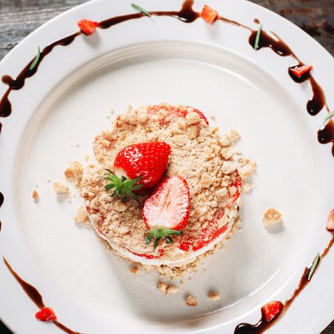 Schnell und lecker: Erdbeer-Keks-Sahne-Dessert auf einem Teller