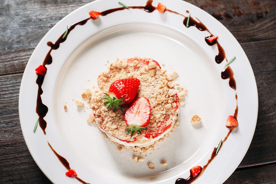 Schnell und lecker: Erdbeer-Keks-Sahne-Dessert auf einem Teller