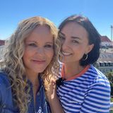 Gezwitscher: Katja Burkard und Mimi Fiedler posieren für ein Selfie.