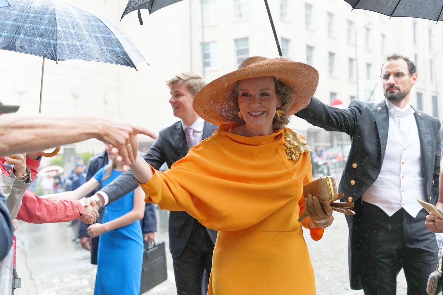 Belgische Königsfamilie: Königin Mathilde schüttelt die Hände der Wartenden.