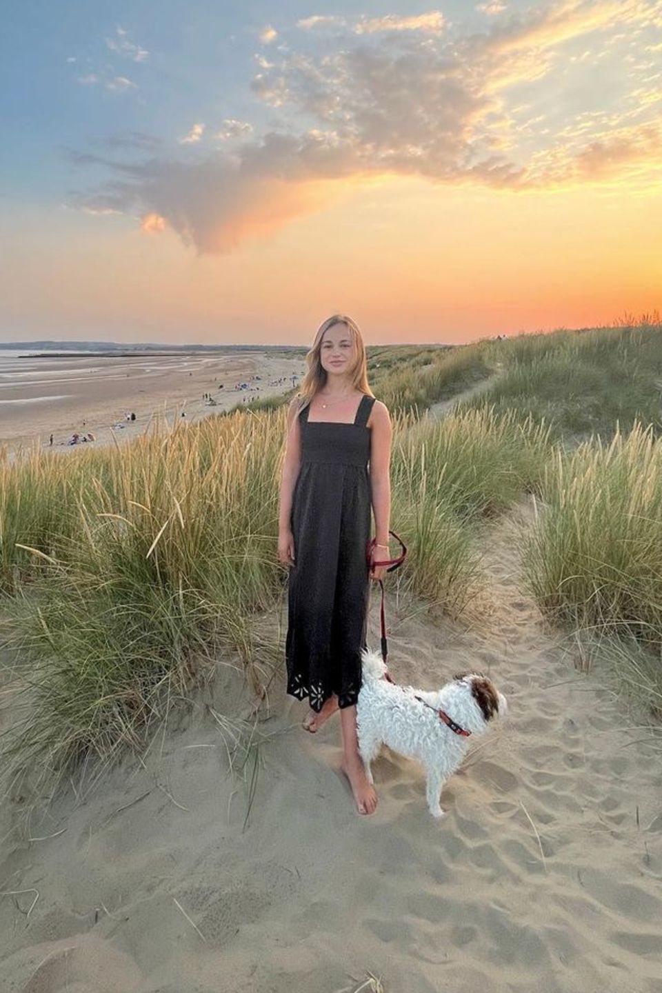 Urlaub in der Heimat: Diesen wunderschönen Moment teilt Amelia Windsor mit ihren Fans auf Instagram. Vor einem romantischen Sonnenuntergang am Strand strahlt das Model in die Kamera. Passend zum legeren Strandspaziergäng trägt Amelia ein luftiges, bodenlanges schwarzes Kleid – und ist barfuß unterwegs. Simple, aber doch so schön. 