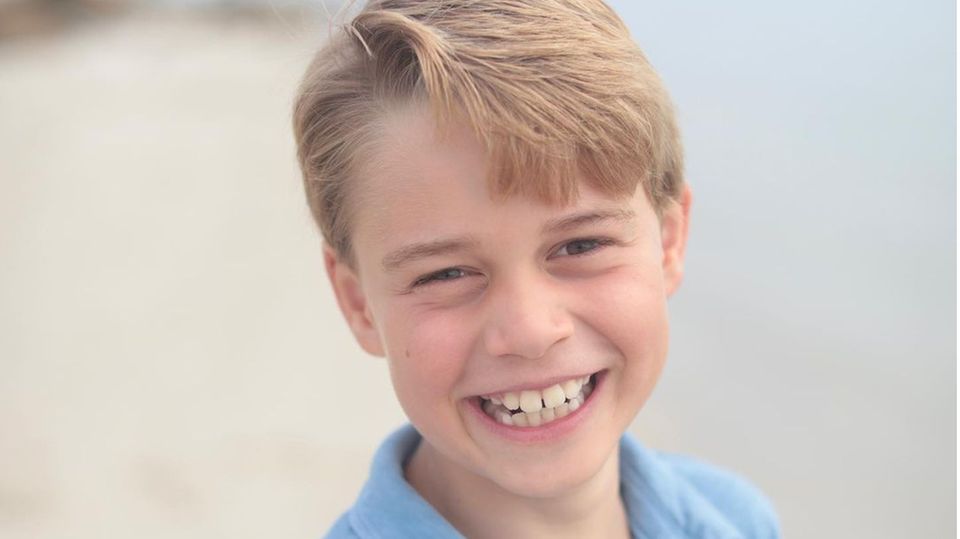 Herzogin Catherine + Prinz William: 22. Juli 2022 Happy Birthday, Prinz George! Der älteste Sohn von Herzogin Catherine und Prinz William feiert schon seinen 9. Geburtstag. Zu diesem Anlass veröffentlichen seine Eltern ein neues Porträt, das den britischen Thronfolger strahlend am Strand zeigt. Aufgenommen wurde das entzückende Foto natürlich wie immer von Mama Kate. 22. Juli 2022 Happy Birthday, Prinz George! Der älteste Sohn von Herzogin Catherine und Prinz William feiert schon seinen 9. Geburtstag. Zu diesem Anlass veröffentlichen seine Eltern ein neues Porträt, das den britischen Thronfolger strahlend am Strand zeigt. Aufgenommen wurde das entzückende Foto natürlich wie immer von Mama Kate.