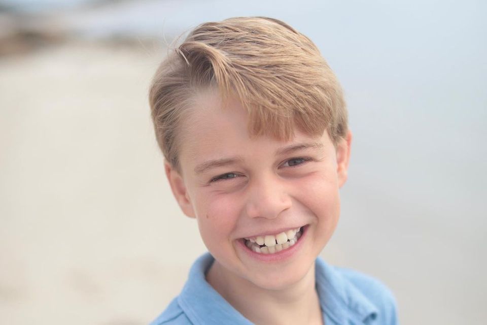 22. Juli 2022  Happy Birthday, Prinz George! Der älteste Sohn von Herzogin Catherine und Prinz William feiert schon seinen 9. Geburtstag. Zu diesem Anlass veröffentlichen seine Eltern ein neues Porträt, das den britischen Thronfolger strahlend am Strand zeigt. Aufgenommen wurde das entzückende Foto natürlich wie immer von Mama Kate.