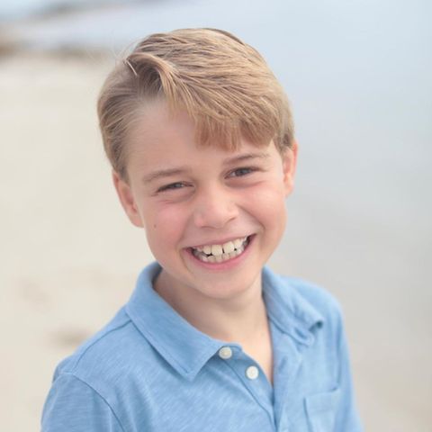 22. Juli 2022  Happy Birthday, Prinz George! Der älteste Sohn von Herzogin Catherine und Prinz William feiert schon seinen 9. Geburtstag. Zu diesem Anlass veröffentlichen seine Eltern ein neues Porträt, das den britischen Thronfolger strahlend am Strand zeigt. Aufgenommen wurde das entzückende Foto natürlich wie immer von Mama Kate.
