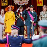 Belgische Königsfamilie: Königin Mathilde und König Philippe schauen sich die Militärparade an.