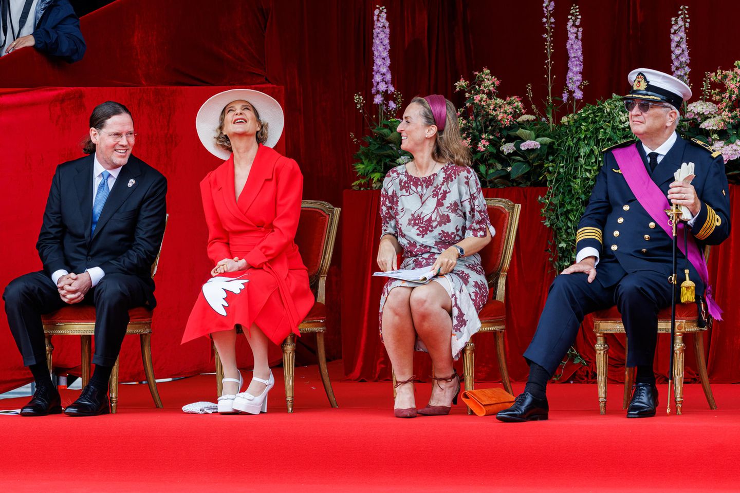 Belgische Königsfamilie: Jim O'Hare, Prinzessin Delphine, Prinzessin Claire und Prinz Laurent sitzen auf der Tribüne.