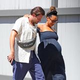 Tiefenentspannt und sportlich gekleidet sind die hochschwangere Leona Lewis im blauschwarzen Bandeaukleid und ihr Mann Dennis Jauch unterwegs zu einer medizinischen Untersuchung. Vorher haben sich die werdenden Eltern aber noch ein Lunch-Date gegönnt, das wird nach der Geburt wahrscheinlich erstmal nicht so einfach werden.