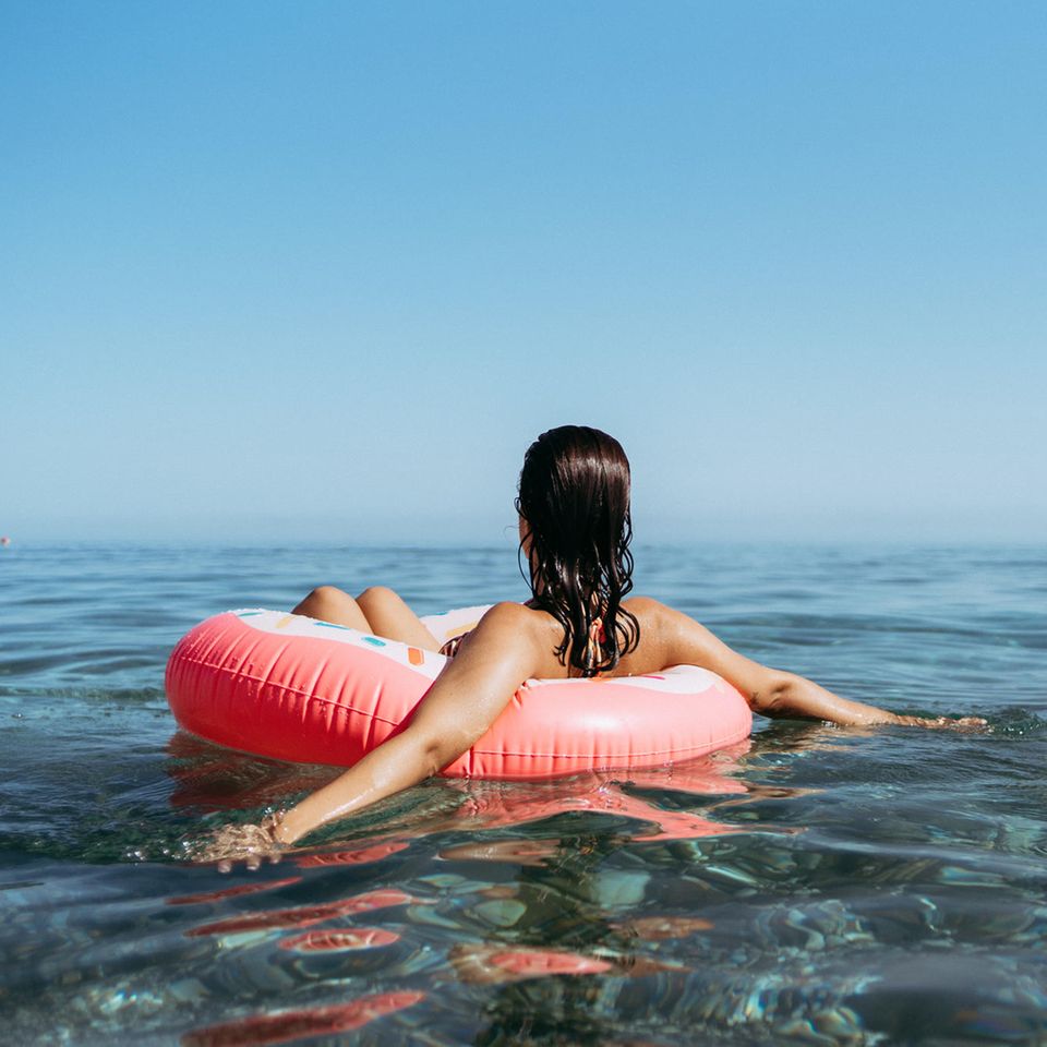 Musiktipps: Frau auf Schwimmring im Meer