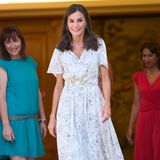 Königin Letizia zieht bei der Audienz im Zarzuela-Palast in Madrid die Blicke auf sich. Sie trägt ein weißes Kleid mit schwarzem Blumen-Muster. An das Sommer-Motto angepasst, trägt die Beauty weiße Espadrilles mit Absatz. Die Wedges schnürt sie oberhalb ihres Knöchels zusammen. Kein Wunder, dass die spanische Königin gleichzeitig als Mode-Ikone gilt. 