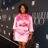 Motsi Mabuse hat sich für das Frauen100-Event einen sommerlich-pinkfarbenen Party-Look von Zara ausgesucht und glänzt damit im Blitzlichtgewitter vor dem Berliner Hotel de Rome. Aber nicht nur der "Let's Dance"-Star hat sich für diesen tollen Party-Look entschieden.