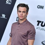 Hollywoods Sweetheart Chris Pine besucht im Mai 2018 ein Event in Los Angeles. Er trägt seine Haare zurück gegelt und mit Seitenscheitel. Bei der adretten Frisur und den knallblauen Augen ist es kein Wunder, dass die Herzen seiner Fans höher schlagen.