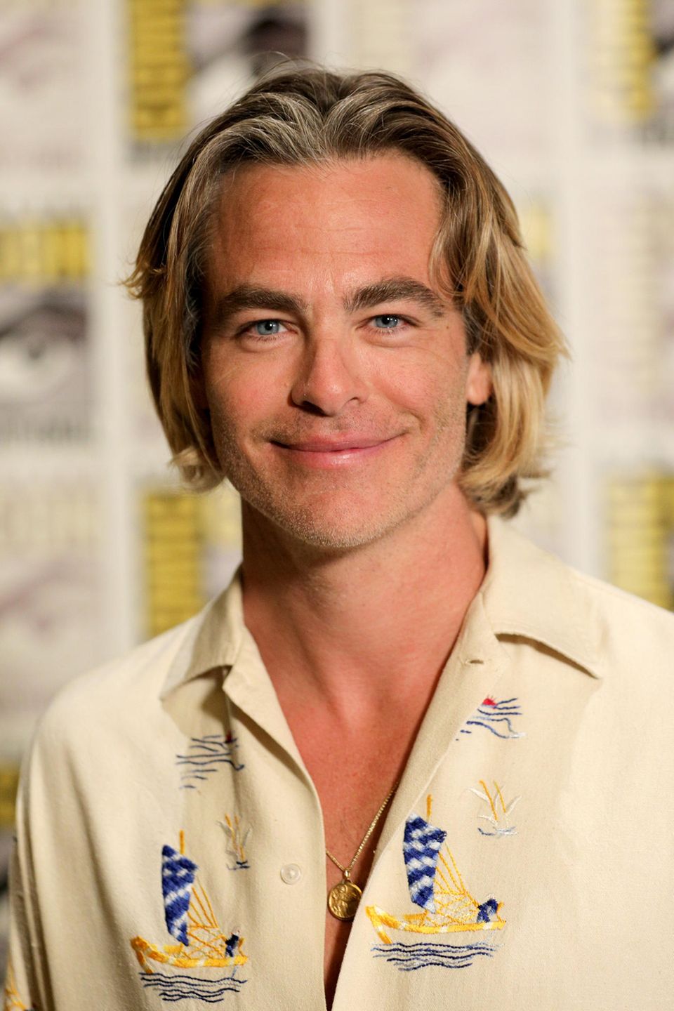 Im Juli 2022 zeigte sich Chris Pine bei der Comic-Con in San Diego noch mit einer lässigen blonden Langhaar-Frisur. Sein Farbverlauf ähnelte einem Ombré-Look. In Sachen Bart waren nur ein paar Stoppeln zu sehen, mit seinem neuen Look setzt der Schauspieler jetzt wieder auf einen natürlicheren Style... 
