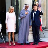 Schon bei der Begrüßung des UAE-Präsidenten am Tag im Louvre glänzte Madame Macron in einem ihrer eleganten Etuikleider, diesmal in zartem Rosé.