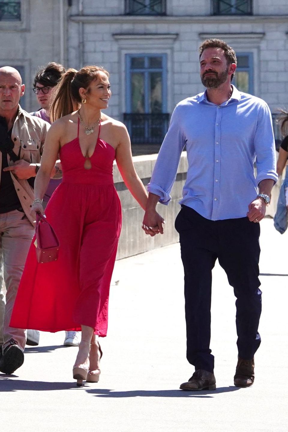 Flitterwochen in der Stadt der Liebe! Arm in Arm spazieren Jennifer Lopez und Ben Affleck durch die romantischen Straßen von Paris. Passenderweise trägt Jennifer Lopez ein Maxikleid in Knallrot, der Farbe der Liebe. 
