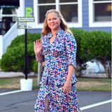 Ganz und gar nicht stiefmütterlich hat sich Amy Schumer für ihren Auftritt im Club House in East Hampton gekleidet. Der sommerlich florale Zweiteiler mit Stiefmütterchen-Print in knalligen Farbtönen ist nämlich ein echter Blickfang.