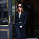 Elegant wie immer zeigt sich Victoria Beckham in diesem schwarzen Blusen-Hosen-Look in Paris.