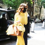 Im hellgelben Ganzkörper-Look ist Victoria Beckham bei der Ankunft in ihren New Yorker Hotel im Mai 2021 gar nicht zu übersehen.