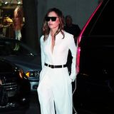 Im All-white-Look erhellt Victoria nach einem Auftritt bei Jimmy Fallon die New Yorker Nacht.