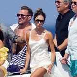 Für die sommerlichen Temperaturen beim Urlaub in St. Tropez ist Victoria Beckhams fließendes, weißes Seidenkleid genau das Richtige.