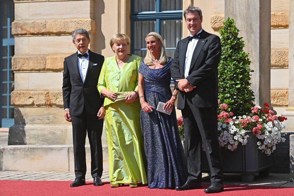 Joachim Sauer, Angela Merkel und Markus Söder mit seiner Frau Karin bei den Bayreuther Festspielen