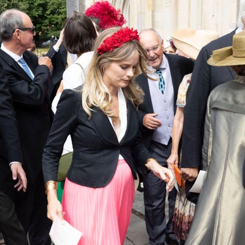 Cressida Bonas zeigt sich bei der Hochzeit von Lady Tatiana Mountbatten in der Winchester Cathedral mit Babybäuchlein.