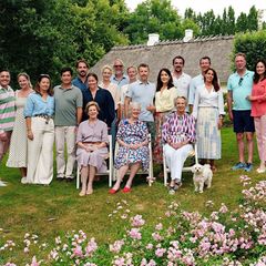 25. Juli 2022  Was für ein Familienfoto! Auf Schloss Graasten haben Königin Margrethe (Mi. sitzend) und ihre Schwester Ex-Königin Anne-Marie (l.) und Prinzessin Benedikte (r.) ihre Kinder und Ehepartner zum großen Cousin-und-Cousinen-Treffen eingeladen. Und sie alle strahlen fröhlich vereint in die Kamera.