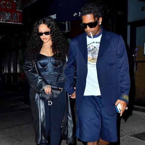 Rihanna und Asap Rocky gönnen sich eine Pause vom Alltag mit einem Neugeborenen und werden auf dem Weg zum Abendessen in New York gesichtet. Während die Sängerin untenrum auf eine bequeme Leggins setzt, dürfte es obenrum etwas weniger bequem sein: Sie trägt eine schwarze Korsage und einen langen Ledermantel. Dazu kombiniert sie eine dunkle Sonnenbrille, eine schwarze Saddle-Bag von Dior und schwarze spitz zulaufende Pumps. 