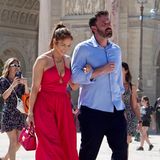 Beim Spaziergang am Pariser Triumphbogen feiern JLo und Ben wohl selbst ihren eigenen Siegeszug der Liebe. Die Pop-Diva sieht dabei im fuchsiafarbenen Sommerdress vom Fashion-Label Reformation hinreißend aus.
