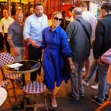 Dass Jennifer Lopez und Ben Affleck mit ihrer Familie der nicht die einzigen Touristen in Paris sind, versteht sich. Beim Bistro-Besuch wird's JLo dann aber augenscheinlich doch etwas zuviel. Dabei sieht sie zumindest in ihrem leuchtend blauen Kleid von Alexander McQueen ziemlich cool aus.